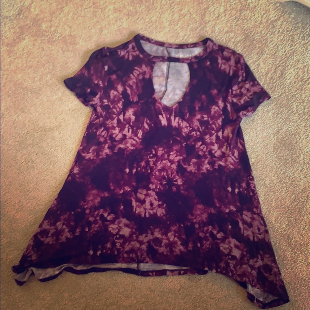 Neck cut out purple and white tee